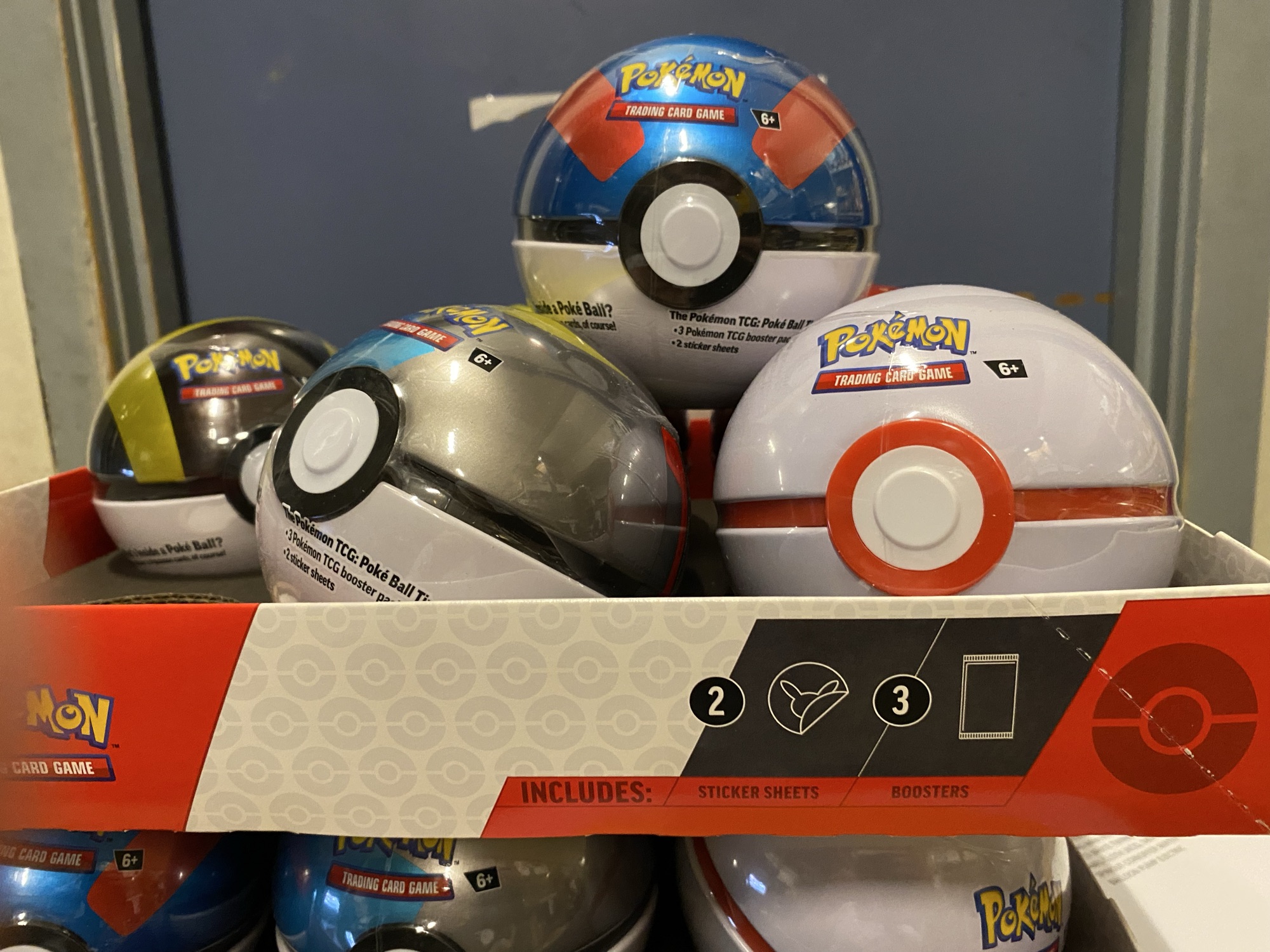 Pokemon tin pokeball